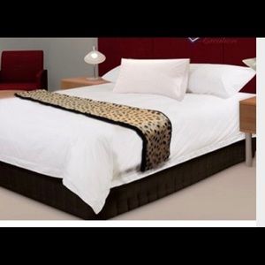 🎁 Portraits of Nature Faux Cheetah Bed Runner NWT